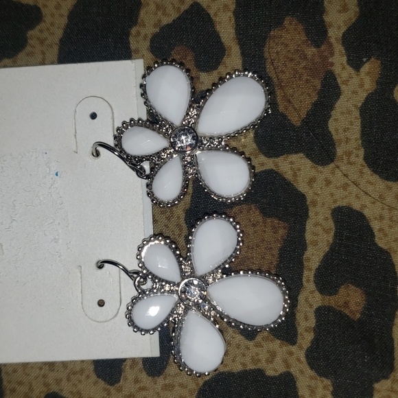 New in package flower errings - Picture 2 of 3